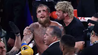 Logan Paul (kanan) menghampiri Jake Paul yang kalah KO dari Anthony Joshua di kelas berat