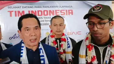 Wakil Ketua Umum Bidang Organisasi PB Akuatik Indonesia, Sarman Simanjorang saat Menyambut Timnas Polo Air Indonesia