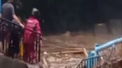 Banjir Bandang Terjang Objek Wisata Guci Tegal, Aliran Sungai Meluap Akibat Hujan Deras