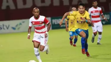 Zah Rahan (kiri) saat memperkuat Madura United