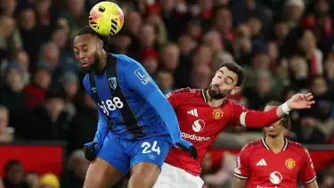 Antoine Semenyo berduel dengan Bruno Fernandes di laga Bournemouth kontra Manchester United