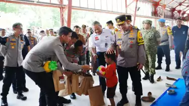 Kapolri Jenderal Polisi Listyo Sigit Prabowo melaksanakan peninjauan kesiapan pelayanan dan pengamanan Natal 2025 dan Tahun Baru 2026 di Stasiun Semarang Tawang.