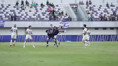 Hokky Caraka Cetak Gol Salto