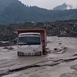 Debit Air Sungai Meningkat, Getaran Banjir Lahar Hujan Gunung Semeru Terekam Hingga 12.000 Detik
