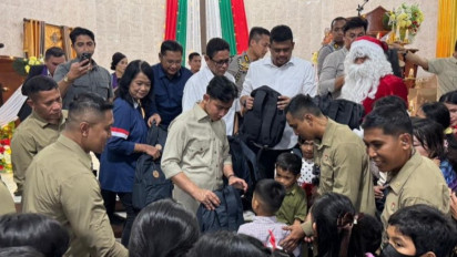 Bawa Sinterklas ke Gereja, Wapres Gibran Bagi-Bagi Kado Natal untuk Anak-Anak Nias
