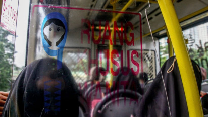 Viral Ribut-ribut Perempuan di Bus Berebut Kursi, PT Transjakarta Ingatkan Etika dan Aturan Kursi Prioritas