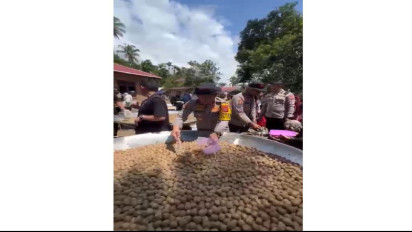 Polda Sumbar Salurkan Ratusan Ribu Porsi Makanan ke Warga Terdampak Bencana