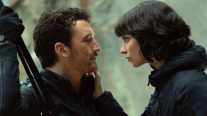 Bukan Sekadar Thriller, The Gorge Suguhkan Cinta di Tengah Bahaya