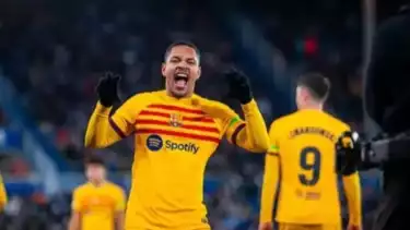 Vitor Roque saat berseragam Barcelona.