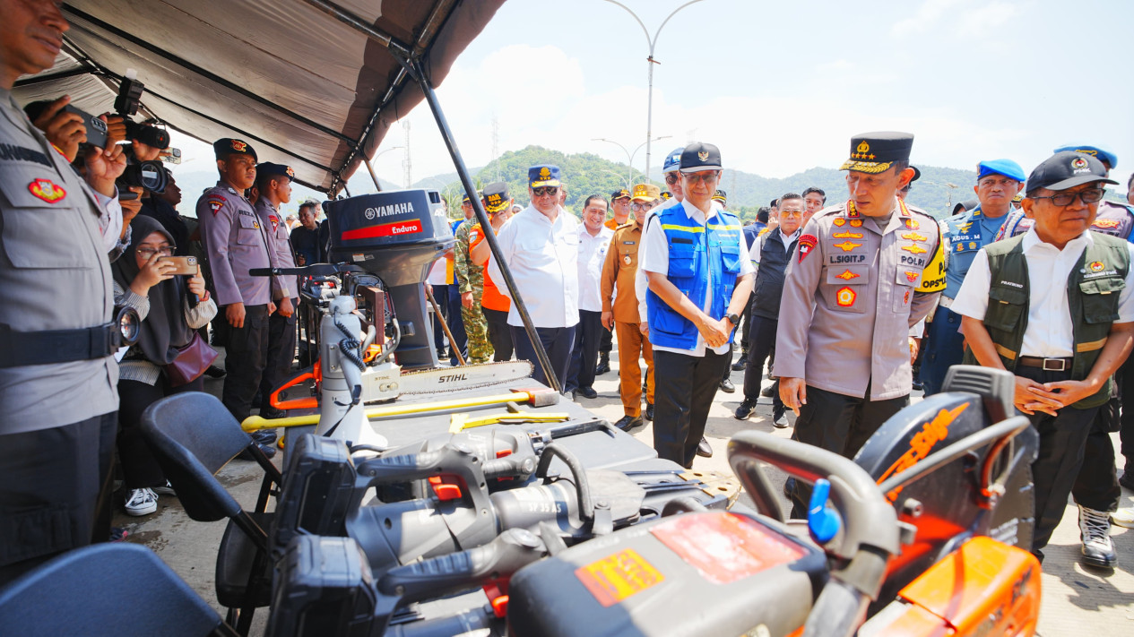 Sesuai Pesan Prabowo, Kapolri Pastikan Masyarakat Mendapat Pelayanan Terbaik Selama Arus Mudik dan Balik Nataru
            - galeri foto
