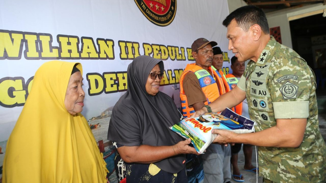 Jaga Keselamatan Nelayan di Tengah Cuaca Buruk, Kogabwilhan III Salurkan Jaket Pelampung untuk Nelayan
            - galeri foto