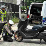 Antisipasi Kendaraan Mogok Saat Nataru, Polisi di Gresik Terjunkan Mobil Bengkel Keliling