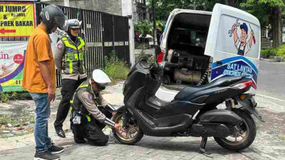 Antisipasi Kendaraan Mogok Saat Nataru, Polisi di Gresik Terjunkan Mobil Bengkel Keliling