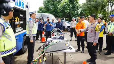Kapolri Jenderal Listyo Sigit Prabowo meninjau langsung Jasa Marga Toll Road Command Center, Jatiasih, Bekasi, Jawa Barat.
