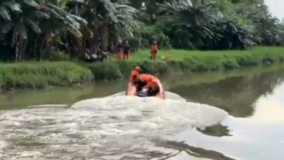 Main 'Perahu' Styrofoam di KBT Cakung, Seorang Anak Hilang Terseret Arus