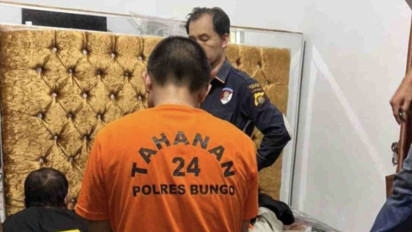 Rekonstruksi Pembunuhan Dosen di Bungo: Eks Polisi Habisi Korban dengan Tangkai Sapu