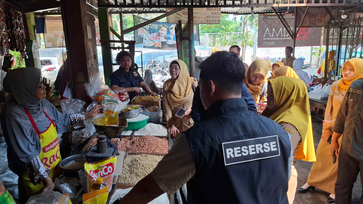 Jelang Natal dan Tahun Baru, Satgas Pangan Bojonegoro Sidak Pasar
            - galeri foto
