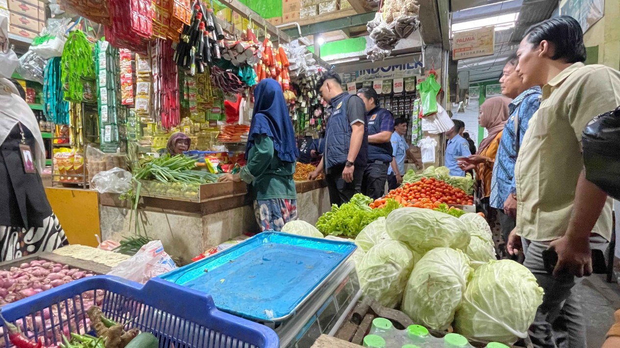 Harga Sembako Terkendali Jelang Nataru, Warga Lamongan Diminta Tak Panik
            - galeri foto