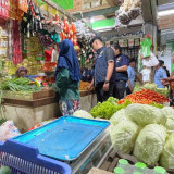 Harga Sembako Terkendali Jelang Nataru, Warga Lamongan Diminta Tak Panik