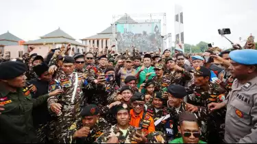 Kepala Kepolisian Negara Republik Indonesia (Kapolri) Jenderal Polisi Listyo Sigit Prabowo memimpin langsung Apel Kebangsaan Banser untuk Pengamanan Hari Raya Natal 2025 dan Tahun Baru 2026.
