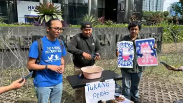 Indonesia Corruption Watch (ICW) bersama Kontras membuat laporan pengaduan masyarakat ke KPK di Gedung Merah Putih KPK, Jakarta, Selasa (23/12/2025).
