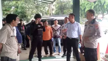 Polisi memeriksa sekolah yang mendapatkan teror bom di Depok