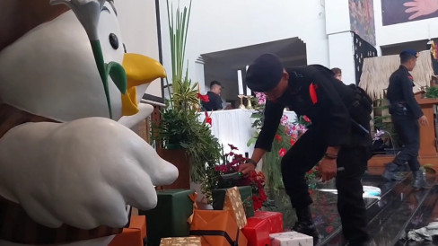 Jelang Misa Natal, Tim Gegana Brimob Lakukan Sterilisasi Sejumlah ...