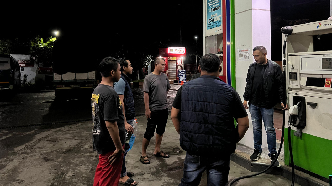 Diduga BBM Pertalite Bercampur Air, SPBU Banaran Babat Lamongan Diperiksa Polisi
            - galeri foto