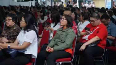 Jemaat yang Merayakan Misa di Katedral