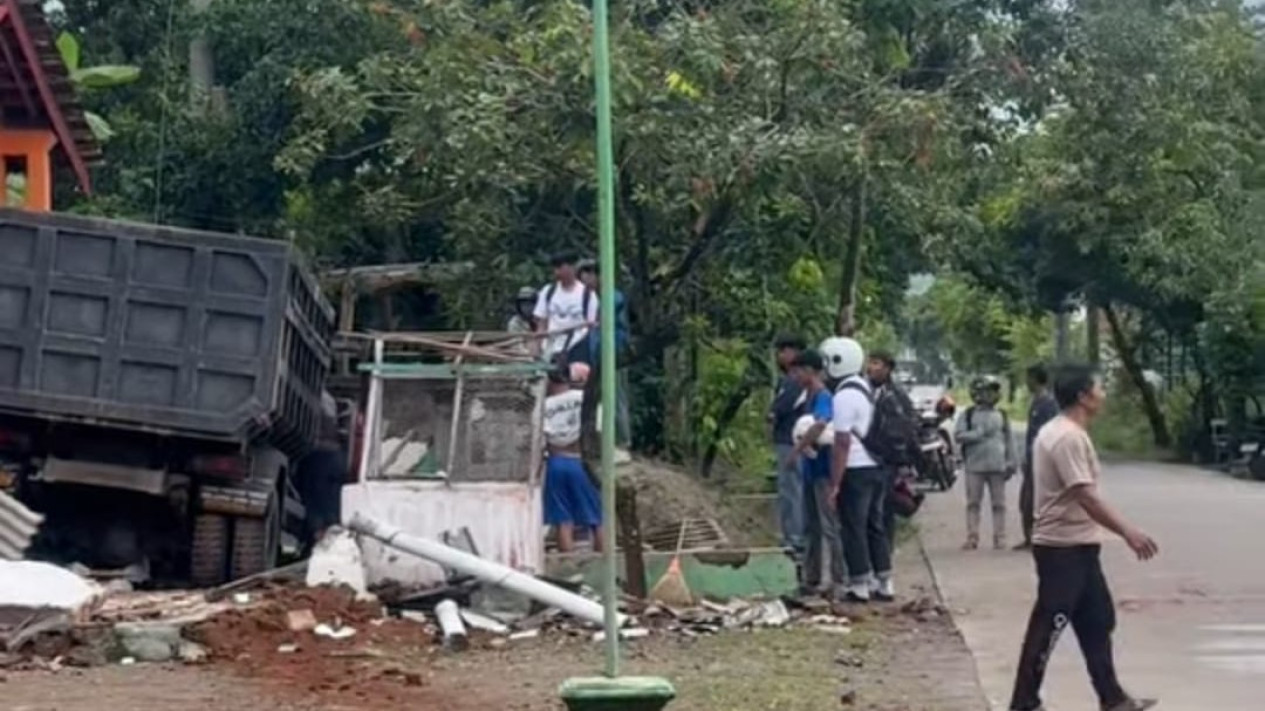 Diduga Sopir Mabuk, Dump Truk Tabrak Motor dan Tiga Rumah di Ponorogo
            - galeri foto