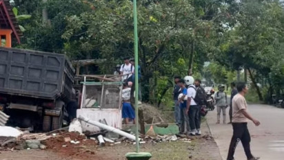 Diduga Sopir Mabuk, Dump Truk Tabrak Motor dan Tiga Rumah di Ponorogo