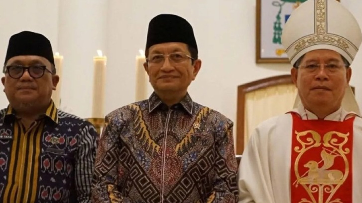 Menteri Agama Tinjau Perayaan Natal di Gereja Katedral Hati Tersuci Maria Manado, Tekankan soal Solidaritas dan Kepedulian
            - galeri foto