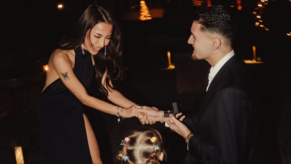 Momen Manis Jennifer Coppen Dilamar Justin Hubner di Malam Natal, Harga Cincin Lamaran Jadi Sorotan