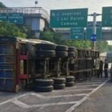 Truk Kontainer Terguling Akibat Sambungan Putus di Tol JORR Arah Cikunir