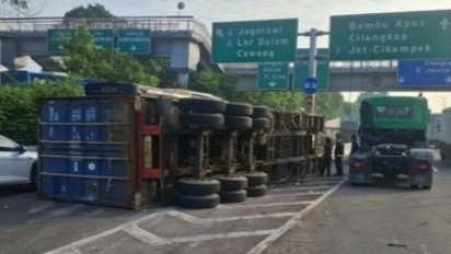 Truk Kontainer Terguling Akibat Sambungan Putus di Tol JORR Arah Cikunir