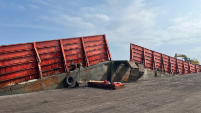 Kapal Tongkang Bermuatan Batu Split Patah Saat Bongkar Muat di Pelabuhan DABN Probolinggo