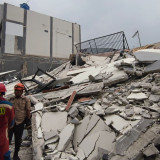 Menggegerkan! Bangunan Parkir Dua Lantai Roboh di Koja Jakut, Timpa Mobil dan Motor