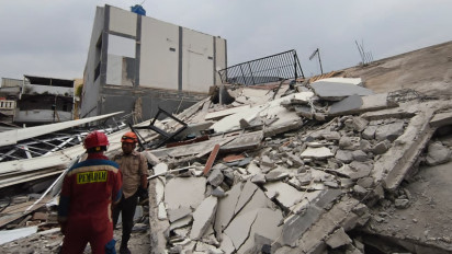 Menggegerkan! Bangunan Parkir Dua Lantai Roboh di Koja Jakut, Timpa Mobil dan Motor