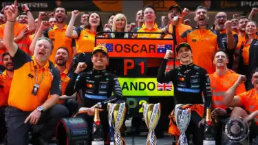 Lando Norris dan Oscar Piastri bersama tim McLaren