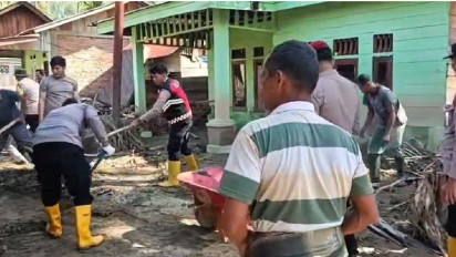 Polres Gayo Lues dan Brimob Polda Aceh Bersihkan Lumpur dan Material Kayu Pascabanjir Bandang