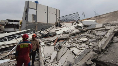 Polisi Lakukan Penyelidikan Terkait Robohnya Bangunan Lantai Dua Parkir di Koja Jakut