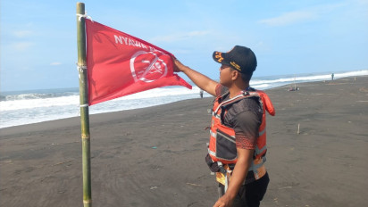 Antisipasi Bahaya Laut, Puluhan Bendera Peringatan Terpasang di Sepanjang Pantai Selatan Kulon Progo