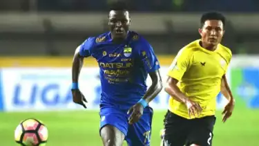 Pemain Persib Bandung, Ezechiel N Douassel (kiri)