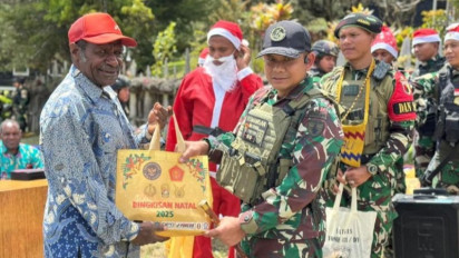 Anggota Satgas 511/DY Bagikan Bahan Pokok pada Perayaan Natal