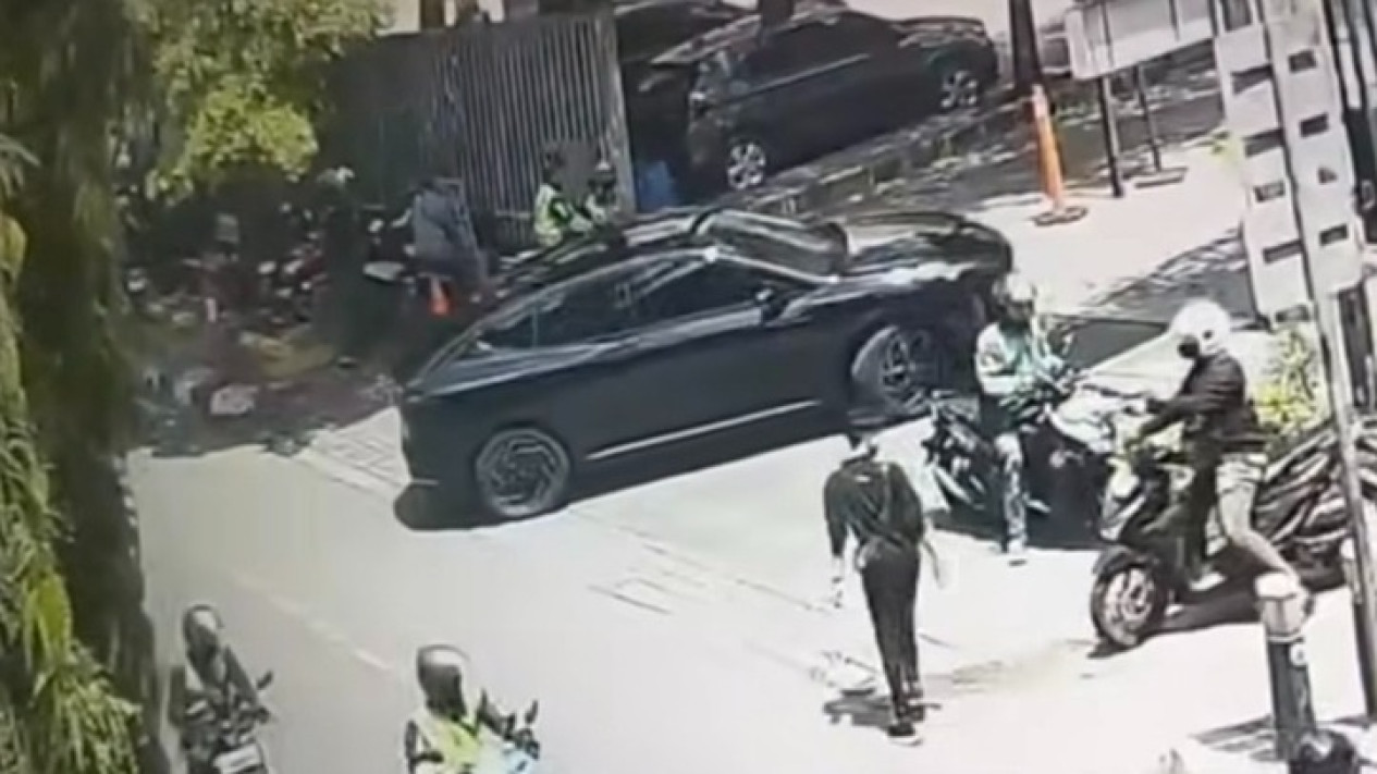 Viral Aksi Pencurian Sepeda Motor Diduga Pelaku Gunakan Senjata Api di Kembangan, Polisi Lakukan Penyelidikan
            - galeri foto