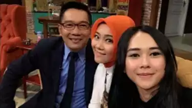 Ridwan Kamil (kiri), Atalia Praratya (tengah), dan Aura Kasih (kanan)
