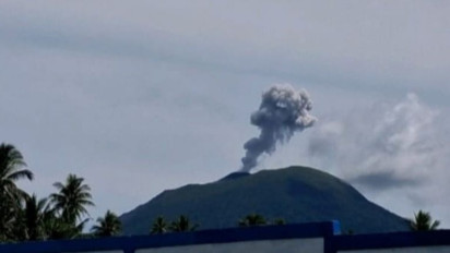 Gunung Ibu Semburkan Abu Kelabu Setinggi 600 Meter ke Langit Maluku Utara