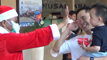 Unik, Santa Claus Keliling Pelabuhan Tanjung Perak, Bagikan Permen untuk Penumpang Kapal ke Indonesia Timur