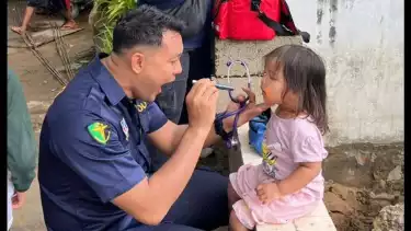 Polri mengerahkan tenaga kesehatan (nakes) untuk melakukan pemeriksaan terhadap masyarakat.