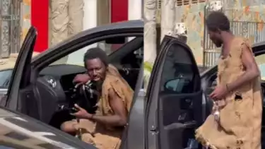 Ebo Noah, turun dari mobil mewah setelah viral prediksi hari Kiamat pada 25 Desember 2025 atau Natal 2025